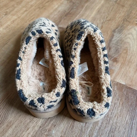Aerie Sherpa Scuff Slippers leopard print - Picture 6 of 7